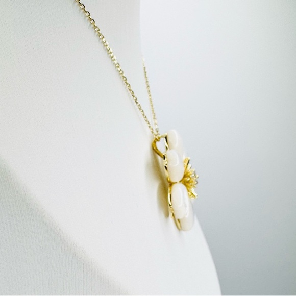 Elegant Mother of Pearl Flower Set in Sterling Silver and 18K Gold - Picture 5 of 6